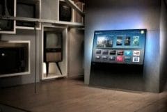 Philips Designline Fernseher angelehnt