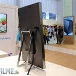 Samsung 4K Monitor auf dem mitgelieferten Stand