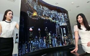 Gebogene 55 Zoll OLED Fernseher nebeneinander angeordnet