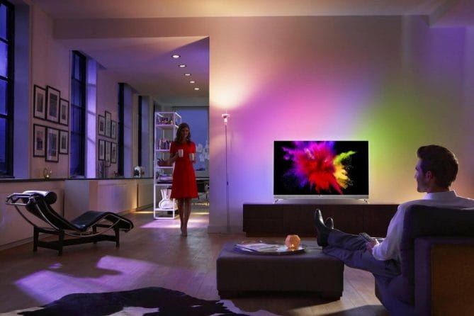 Der Philips 901F 4K OLED TV fügt sich perfekt in die kleine Wohnung von Hr. und Fr. Mustermann ein.