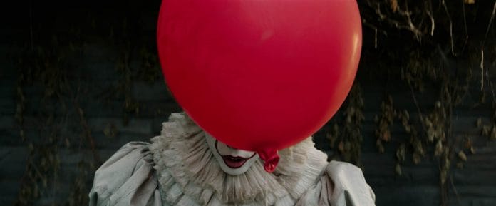 Die Neuinterpretation von Horror-Clown Pennywise wird von Schauspieler Bill Skarsgård perfekt in Szene gesetzt