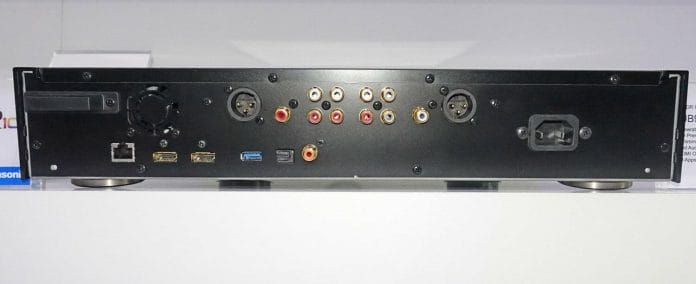 Die Rückseite des UB9000 präsentiert weitreichende Anschluss-Möglichkeiten inkl. Twin-HDMI, ausgewogenen analogen 2-Kanal XLR-Anschlüsse und analoge 7.1-Kanal Ausgänge (natürlich vergoldet)