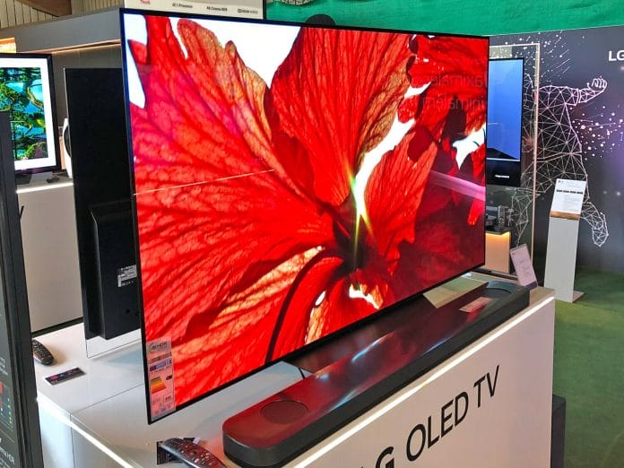 Anscheinend bleibt der LG OLED TV der B8 Serie (mit 55 & 65) von dem Problem verschont. Grund hierfür könnte der kleinere Alpha 7 Prozessor sein