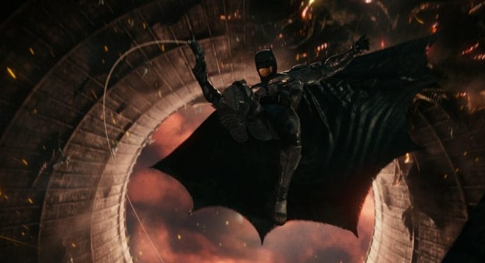 Die Stimme von Batman (Ben Affleck) ist ein gutes Beispiel, wie gut der Dolby Atmos Sound "abgemischt" ist. Kräftige, klare Stimme. Auch Alfred ist durchaus gut verständlich. 