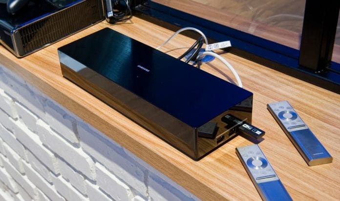 "Dickes Ding" - Die neue One Connect Box für Samsungs QLED TVs (ab Q7 Serie) hat zugenommen, ist dafür aber passiv gekühlt und kann das Display direkt mit Strom versorgen