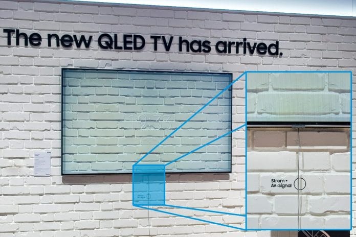 Eine Meisterleistung der Samsung Ingenieure - das neue One Invisible Connect Kabel überträgt AV-Signale und versorgt die QLED-TVs mit Strom!