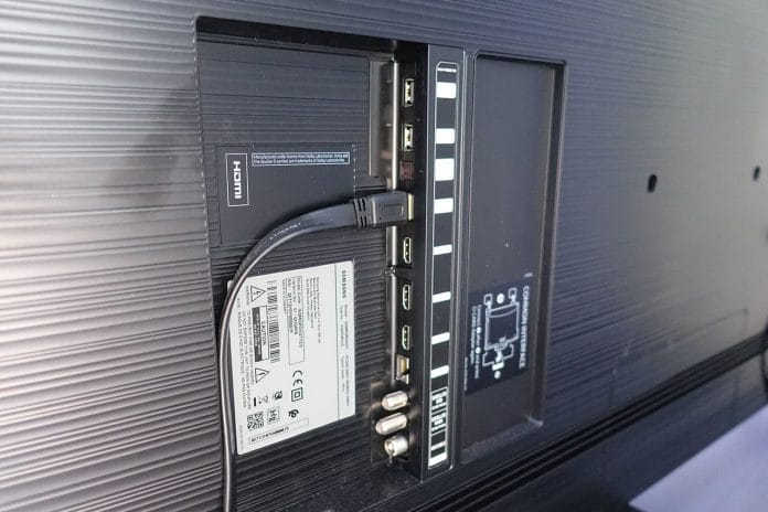 Zu den Schnittstellen gehören vier HDMI 2.0 (HDCP 2.2), zwei USB 3.0, ein digitaler Audio-Ausgang, Ethernet (LAN) sowie ein Twin-Satelliten-Tuner + Kabel/Atennen Tuner. Zudem gibt es einen CI+ Slot für Pay TV Angebote