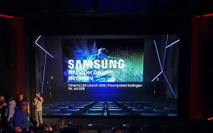 Unser erster Gedanke zum Samsung Cinema LED Display war:"Der ist aber klein". Bis wir merkten, dass die Wände, Neon-Lichter und Stühle Teil des Bildes waren