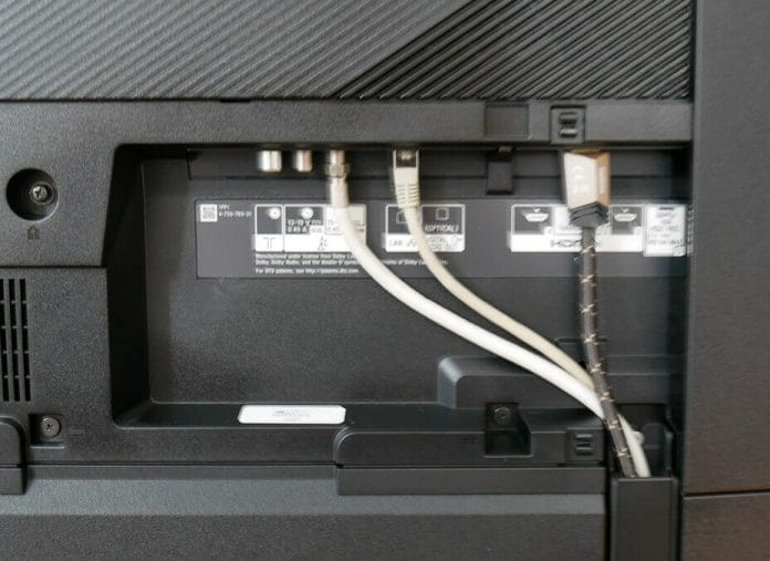 Auf der Rückseite finden wir vier HDMI-Anschlüsse (einer mit eARC), einen optischen Audio-Ausgang, Ethernet und Anschlüsse für Kabel und den Twin-Satelliten Tuner vor. Auch ein CI+ Slot ist vorhanden. Wifi und WLAN ist mit an Bord