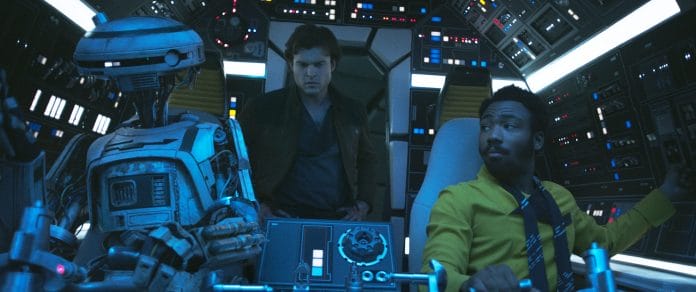Von links: L3-37, Han Solo (Alden Ehrenreich) und Lando Calrissian (Donald Glover). 