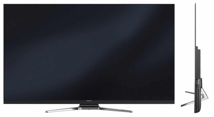 Der Grundig GUB 9980 präsentiert sich etwas einfacher (z.B. ohne Soundbar) unterstützt jedoch ebenfalls Dolby Vision HDR