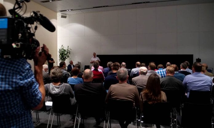 Reges Interesse. 35 Leser und Leserinnen fanden sich in der BMW Welt in München zum OLED-Shootout zusammen und bildeten die Jury || Bildquelle: © WEKA MEDIA PUBLISHING