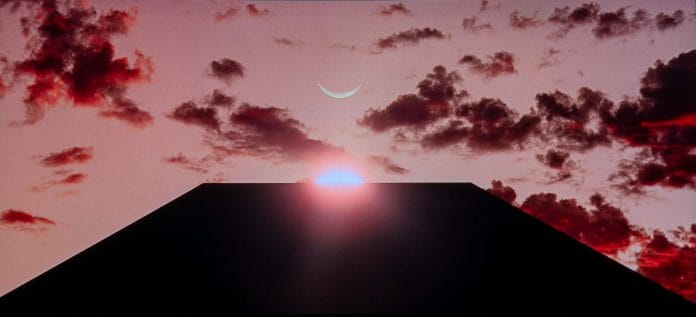Der schwarze Monolith im Zenith mit Sonne und Mond