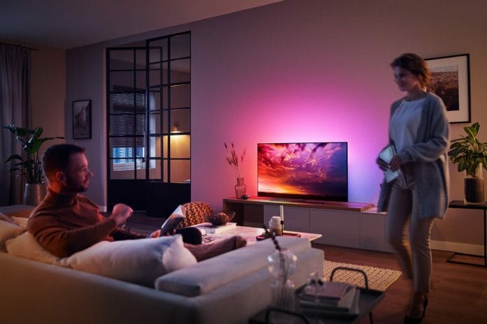 Philips präsentiert sein 2019 TV-Lineup. Abgebildet: OLED854 mit Ambilight und Dolby Vision
