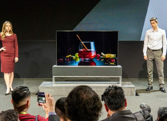 Der LG Signature OLED TV R ist der weltweit erste aufrollbare TV!