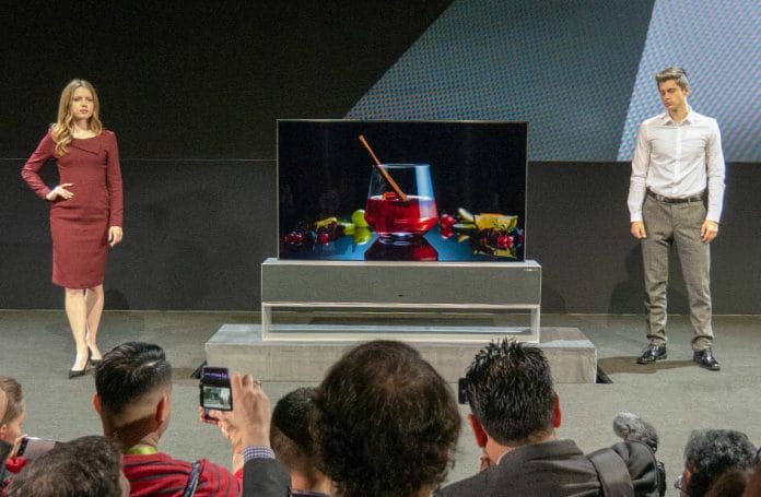 Beim Thema "Design" darf der aufrollbare OLED TV "65R9" nicht unerwähnt bleiben