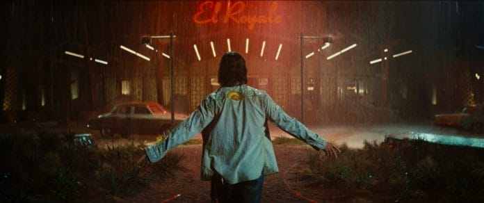 Billy Lee (Cris Hemsworth) kann sich dem Zauber des El Royale nicht entziehen