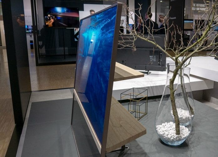 Panasonic kombinierte den transparenten OLED TV gleich mit einem Echtholz-Regal