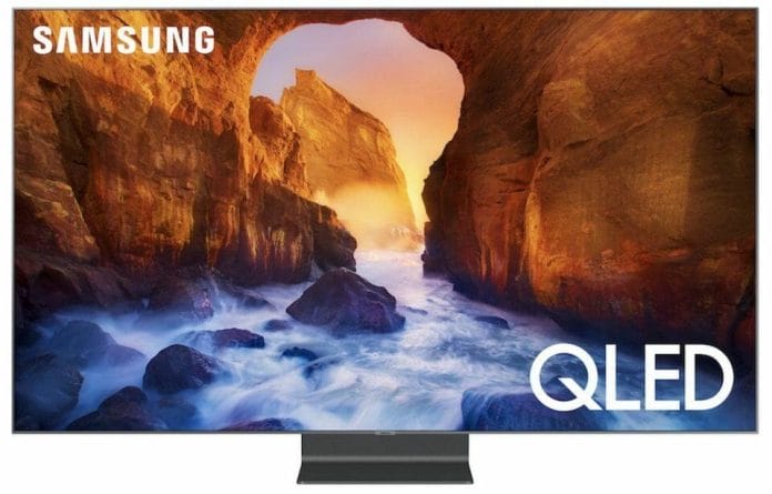 Der neue Standfuß des Q90 QLED-TV fällt sofort ins Auge