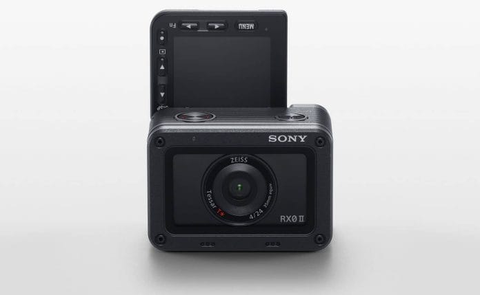 Sony RX0 II mit aufgeklappten LC-Display - Ready for Selfie!
