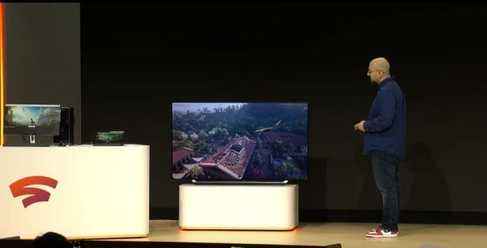 Ein Google Mitarbeiter wechselt im laufenden Spiel (Assassins Creed: Odyssee) zwischen mehreren Geräten
