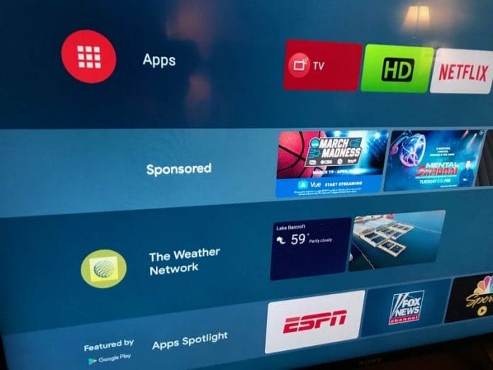 Die "Sponsored"-Leiste wird prominent auf dem Startbildschirm dieses Sony Smart TV dargestellt. || Bildquelle: http://zatznotfunny.com