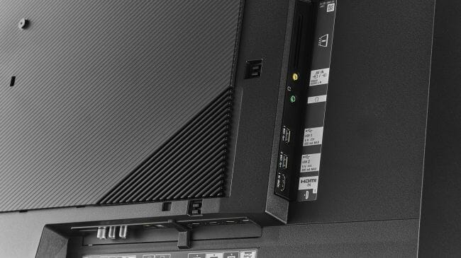 Die Anschlüsse des ZF9 befinden sich allesamt auf der Rückseite. Die wichtigsten Ports sind nach unten ausgerichtet. Das kann die Installation von externen Geräten erschweren.