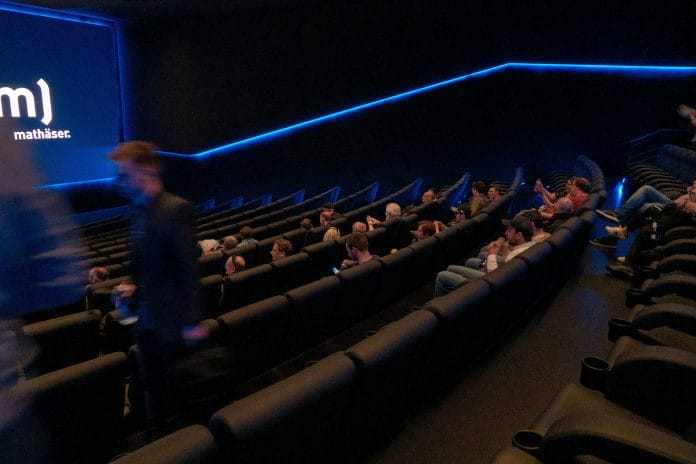 Der Dolby Cinema Kinosaal wurde bewusst sehr dunkel gehalten. Die Kinosessel sind unglaublich bequem