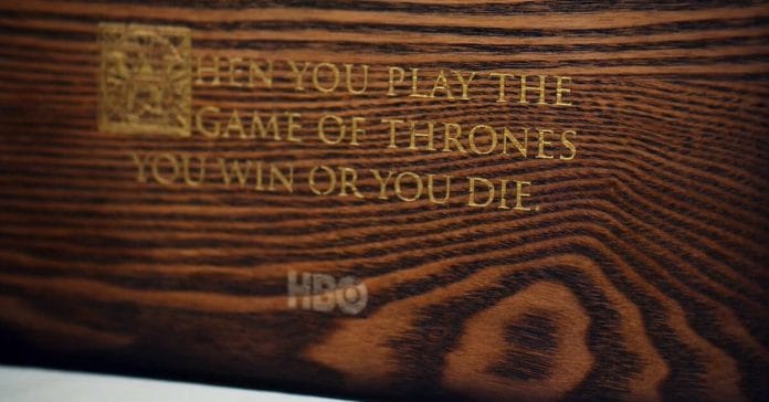 Auf der Rückseite der Box steht das bekannte Zitat:"When you play the Game of Thrones, you win or you die"