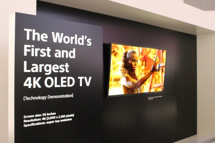 Alle Hersteller waren groß darin sich eigene "Awards" zu verleihen, auch wenn es im Fall dieses "weltweit erstem und größtem 4K OLED TV" nicht zutrifft