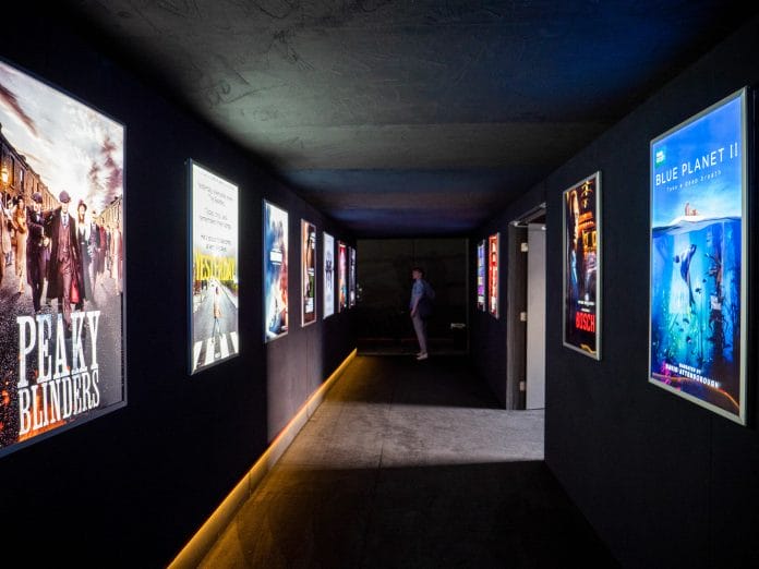 Der Eingangsbereich des Kinos ist Geschmückt mit Film- und Serienplakaten von RED-Projekten (Stranger Things z.B.)