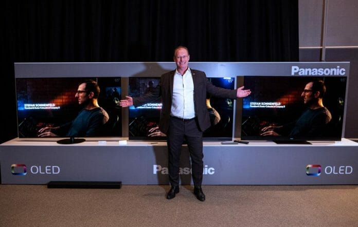 Michael Langbehn, Head of PR bei Panasonic Deutschland vor dem neuen OLED-Lineup 2020