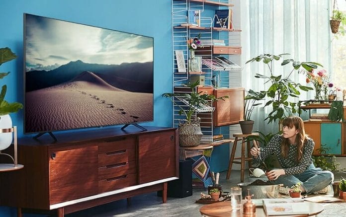 Das einfache Design mit und der schlanke Displayrahmen des TU8000 fügt sich in jedes Decor ein