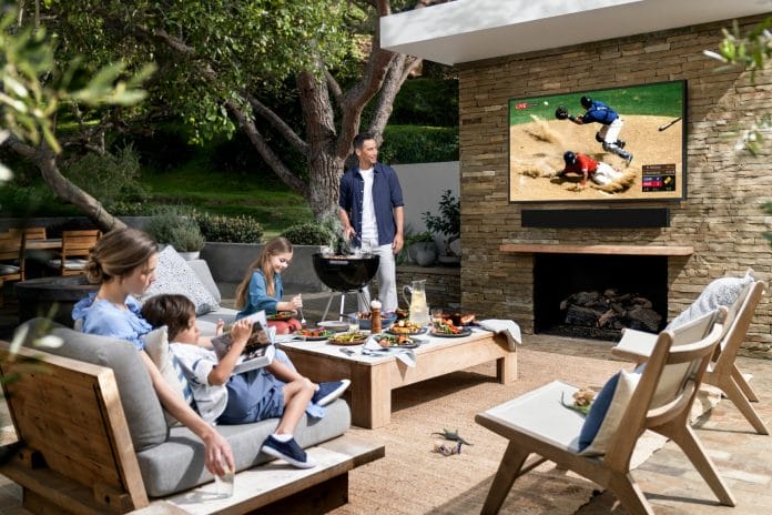 Das perfekte Outdoor-Szenario für den "The Terrace" 4K QLED TV