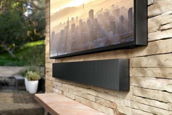 "The Terrace Soundbar" komplimentiert das Bild des 4K QLED TV mit hervorragendem 3.1 Sound (210 Watt)