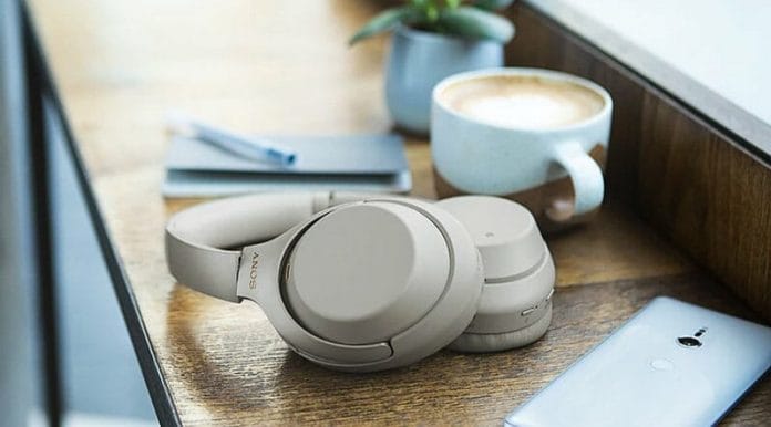 Perfektes Trio: Sony WH-1000XM3, Smartphone und ein Cappucino