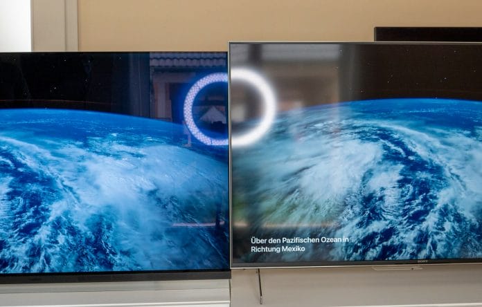 Verlgeich: Auf den ersten Blick ist das matte Display des Sony XH90 LCD (rechts) angenehmer, im direkten Vergleich mit dem LG OLED E9 (links) fällt jedoch auf, das weitaus mehr Licht zurückgeworfen (reflektiert) wird