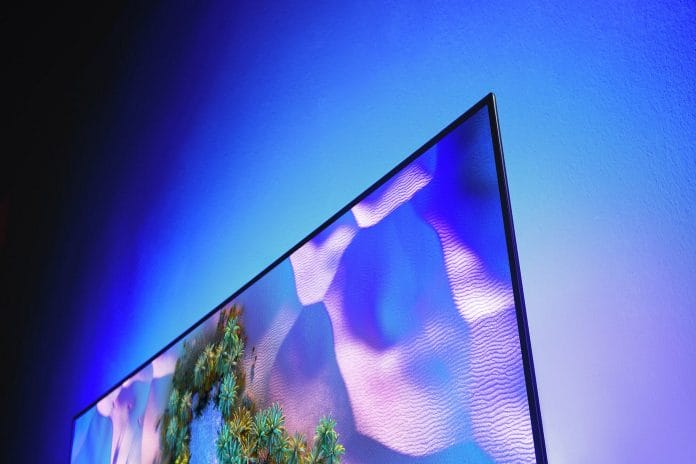 Der OLED936 hat ein schlankes und leuchtstarkes OLED Evo-Panel verbaut