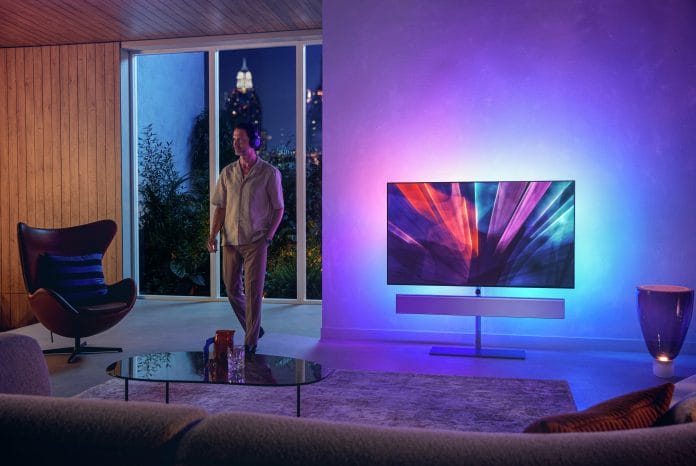 Der OLED+986 lässt sich auch drahtlos mit Kopfhörern, Subwoofern oder Lautsprechern (DTS Play-Fi) verbinden