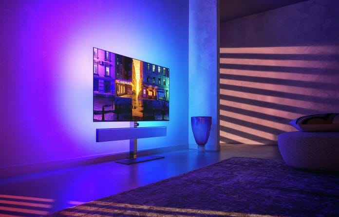 Egal ob mit Standfuß oder als Wandinstallation: Der Philips OLED+986 macht ganz schön etwas her