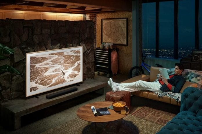Das matte Display und der integrierte Lichtsensor der Samsung Lifestyle-TVs 2022 sind eine perfekte Kombination