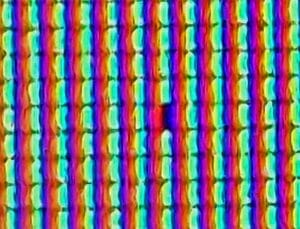 Defekter grüner Subpixel eines RGB-Displays in der Nahaufnahme
