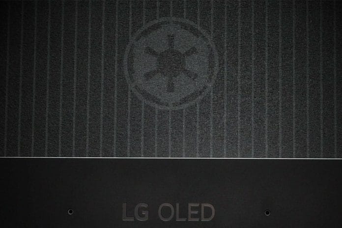 Auf der Rückseite des Star Wars OLED TV prangert das Logo des Galaktischen Imperiums