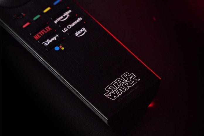 Die LG Fernbedienung mit Star Wars Logo. Leider leuchtet diese nicht wie angenommen in Rot wie auf dem Bild
