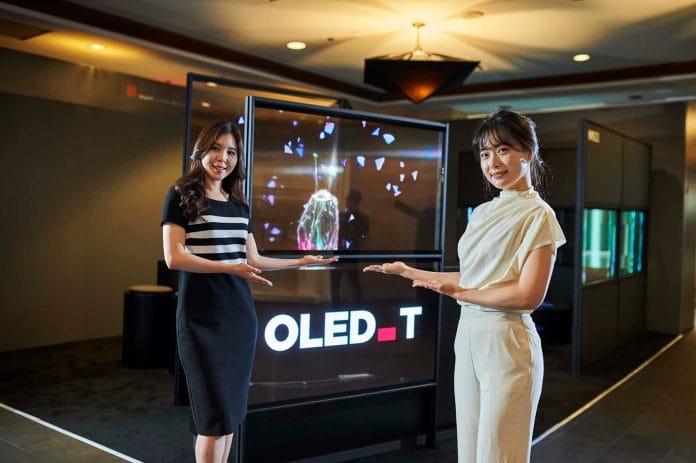 LG Display hievt seine transparenten OLED-Displays auch in Nah- und Fernverkehr.