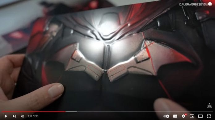 Das Batarang-Display, welches der Ersteller des Unboxing-Videos präsentierte, war sogar schon verkratzt