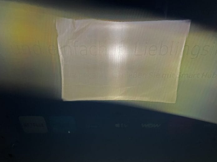 Die farb- und kontrastgebendengebenden LC-Schichten scheinen ganz normal ihre Arbeit zu verrichten. Der Schwarze Bildschirm wird durch das deaktivierte Mini-LED-Backlight des Samsung NEO QLED TV verursacht. 