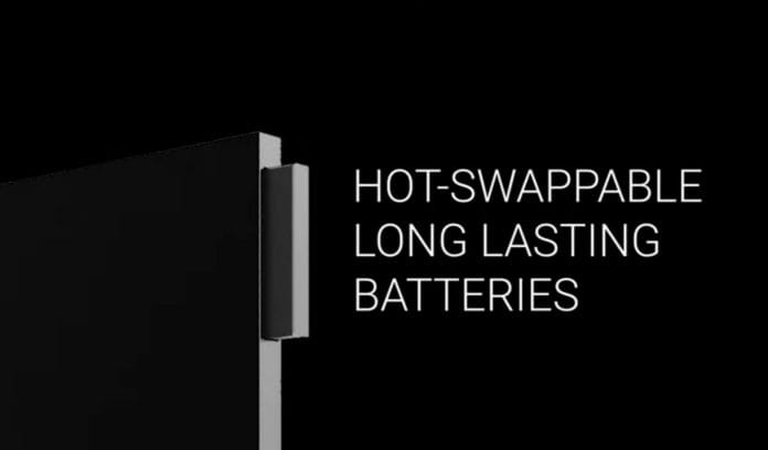 Die austauschbaren Batterien des Displace TV können im Hot-Swap-Verfahren ausgetauscht werden. 