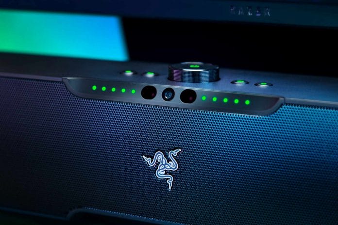 Über eine IR-Kamera erkennt die Razer Leviathan V2 Pro die Position des Zuhörers.