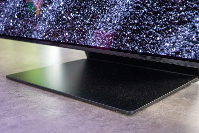 Der flache Standfuß des Samsung S95C OLED TV erlaubt die Installation einer Soundbar vor dem TV